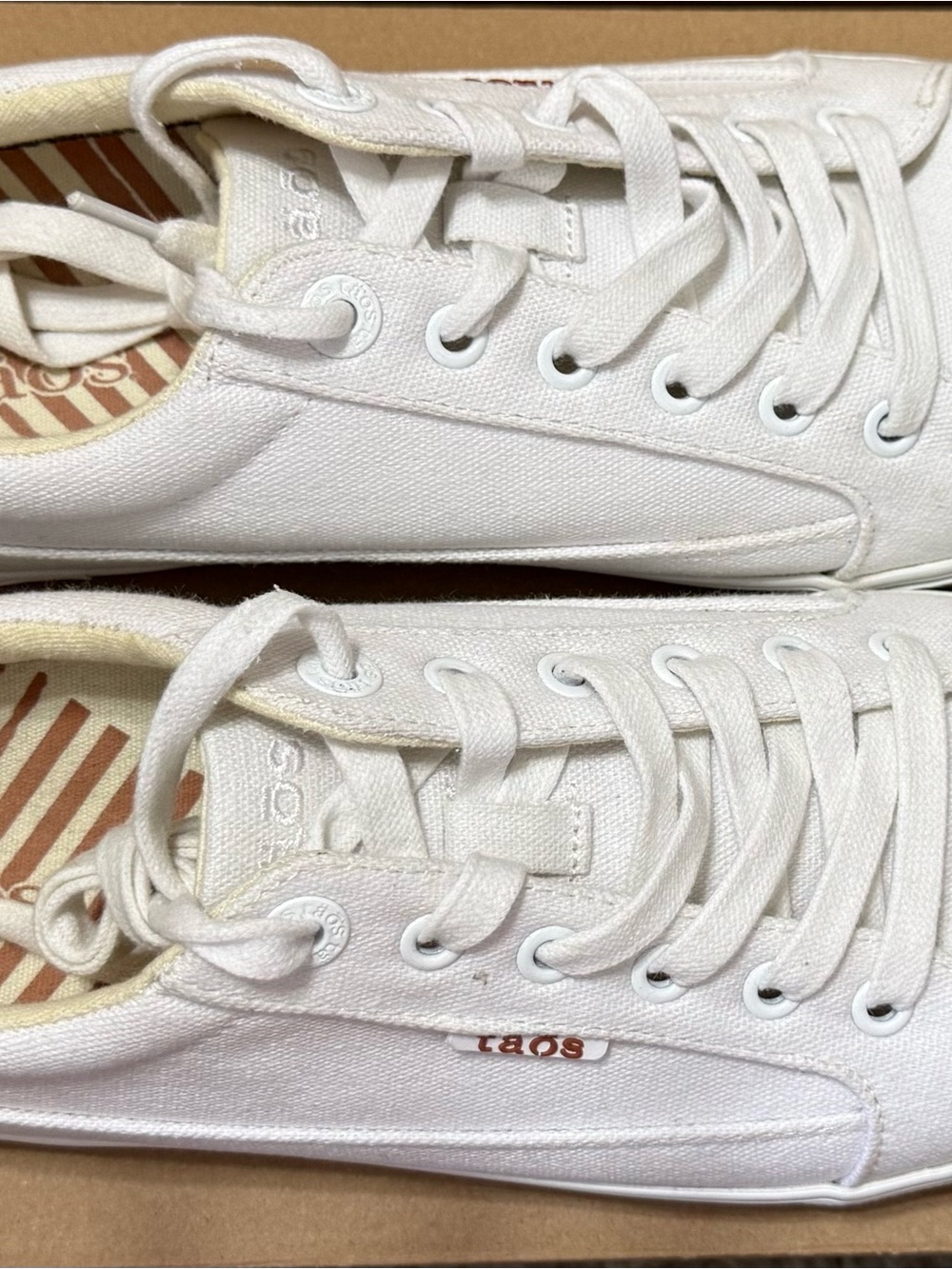Taos Moc Star White Canvas Sneakers - Classic Low-Top size 9 Never Worn Tried on